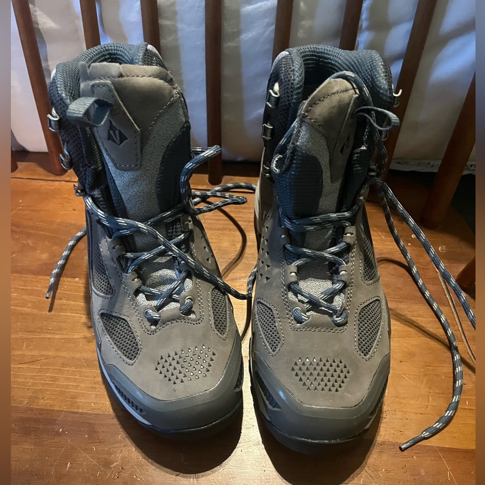 Vasque hiking boots. Women 9.5 7023 Breeze AT GTX Gargoyle/Dark Slate